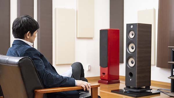 Daishin Kashimoto, violinist, listens to the latest VELVET SOUND products